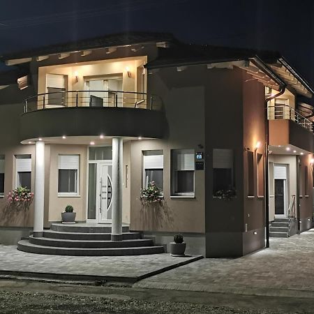 Apartman Bozur **** Satnica Dakovacka Exterior foto